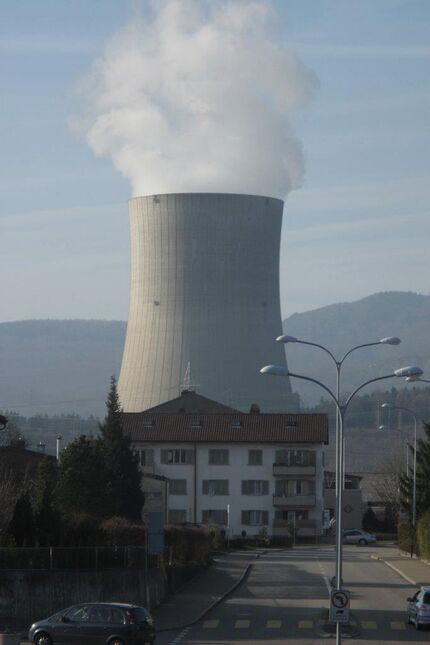 Dampffahne des Kühlturms des Kernkraftwerks Gösgen von Däniken aus gesehen.